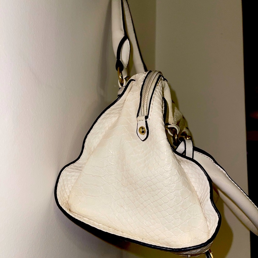 Versace 19V69 Luxurious White Satchel with Quilted Texture and Gold Accents - Picture 10 of 17